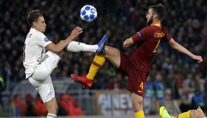 Llorente disputa un balón con Cristante.