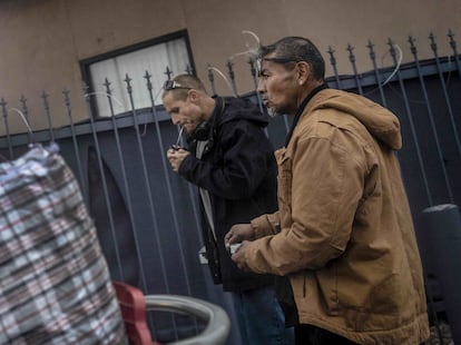 Un hombre fuma fentanilo en las calles de Albuquerque, Nuevo México, en diciembre de 2021.