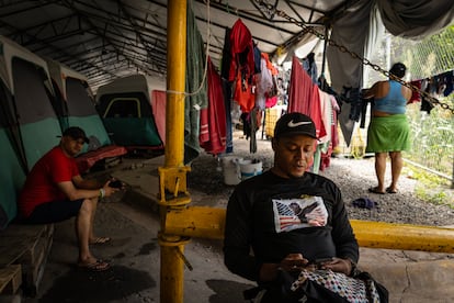 Romário Cuenca, um migrante venezuelano, faz uma pausa no abrigo Pumarejo em Matamoros, Tamaulipas.