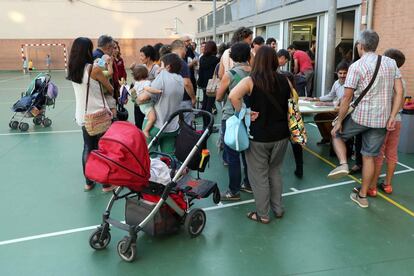 Reunió de pares d'alumnes a l'Escola Diputació de Barcelona, per organitzar la "Festa de la tardor", amb la finalitat d'evitar l'entrada i precinte policial en ser un col·legi electoral per al referèndum de l'1-O.