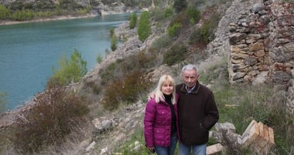 Josep Prats, con su hija Glòria, en las ruinas de Tragó de Noguera.