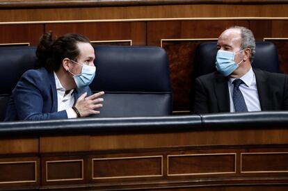 El vicepresidente y líder de Podemos, Pablo Iglesias, con el ministro de Justicia, Juan Carlos Campo, en el Congreso.