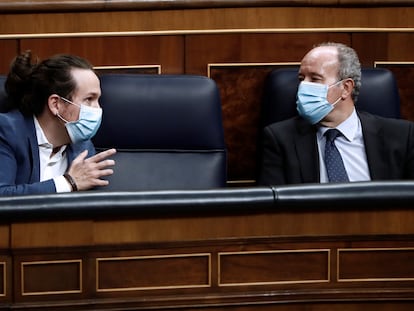 El vicepresidente y líder de Podemos, Pablo Iglesias, con el ministro de Justicia, Juan Carlos Campo, en el Congreso.