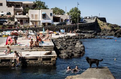 Bañistas en Pantelaria