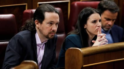 El líder de Unidas Podemos, Pablo Iglesias, junto a la ministra de Igualdad, Irene Montero, en el Congreso.