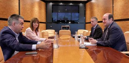 Idoia Mendia y Miguel Ángel Morales, durante la reunión con Urkullu y Ortuzar.