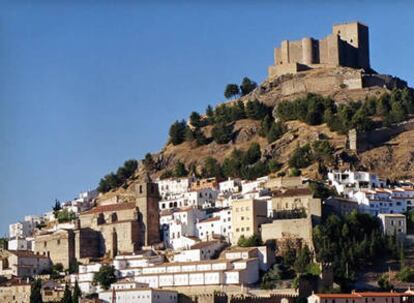 Vista de Segura de la Sierra con el Castillo al fondo y la Iglesia de Nuestra Señora del Collado