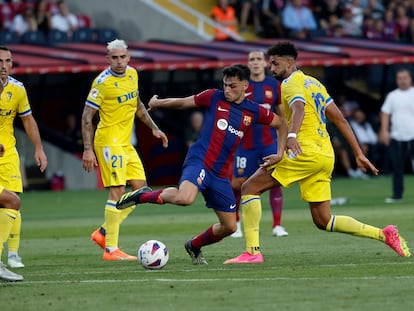 Pedri durante el partido entre el Barcelona y el Cádiz, en Montjuïc este domingo.