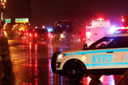 Una caravana que posiblemente transportase a Joaquín Guzmán, el narcotraficante mexicano conocido como 'El Chapo', cruza el puente de Brooklyn de camino al Palacio de Justicia Federal, en Nueva York.