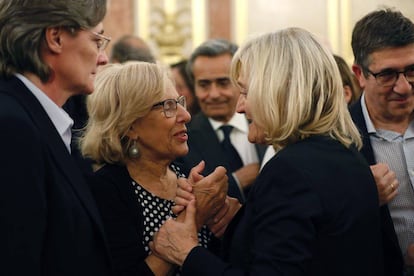 Madrid Mayor Manuela Carmena (l) speaks to Rubalcaba’s widow, Pilar Goya in Congress on Saturday.