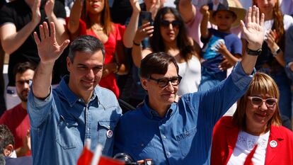 Pedro Sánchez y Salvador Illa, en el acto electoral este sábado en Barcelona.