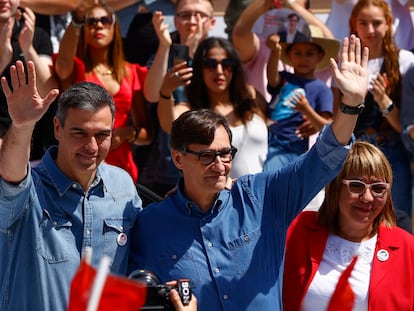 Pedro Sánchez y Salvador Illa, en el acto electoral este sábado en Barcelona.