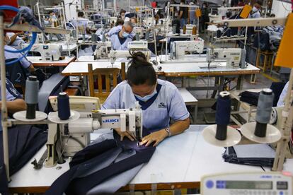 Trabajadores de una fábrica de jeans, en Cúcuta, Colombia.