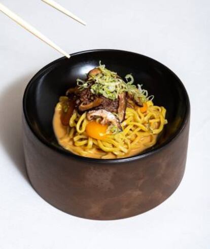 Ramen seco de carrilleras, yema curada y demiglace de foie.