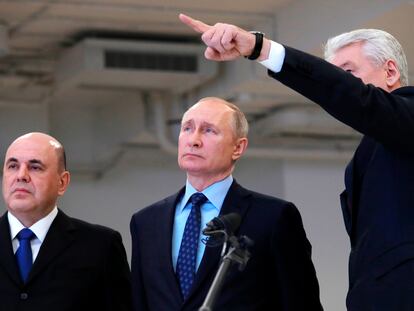 Putin (centro) junto al alcalde de Moscú, Serguéi Sobianin, y el primer ministro, Mijaíl Mischustin, en una visita al centro de respuesta para el coronavirus de Moscú, este martes.