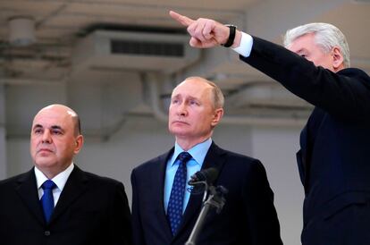 Putin (centro) junto al alcalde de Moscú, Serguéi Sobianin, y el primer ministro, Mijaíl Mischustin, en una visita al centro de respuesta para el coronavirus de Moscú, este martes.