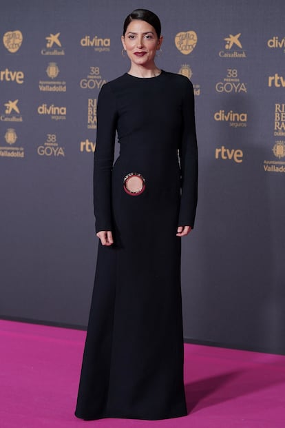 Bárbara Lennie se decantó por un elegante vestido negro con una sutil abertura lateral firmado por la diseñadora uruguaya Gabriela Hearst. Las joyas son de Cartier.