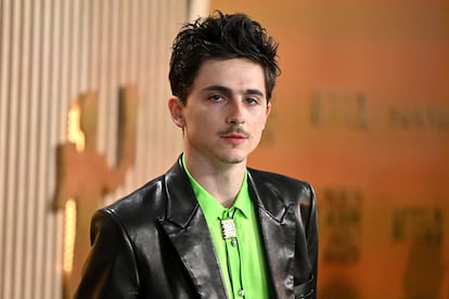 Sobre la camisa verde de Chalamet llamaba la atención una 'bolo tie' de Cartier.