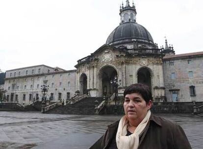 Manoli Uranga, edil del PSE en Beasain, ante la basílica de Loiola.