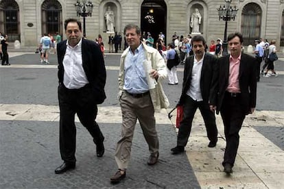Francesc de Carreras, Félix de Azúa, Xavier Pericay y Ferran Toutain, al llegar a la reunión.