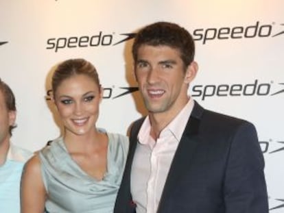 Michael Phelps posa con su novia, Megan Rossee, en Londres.