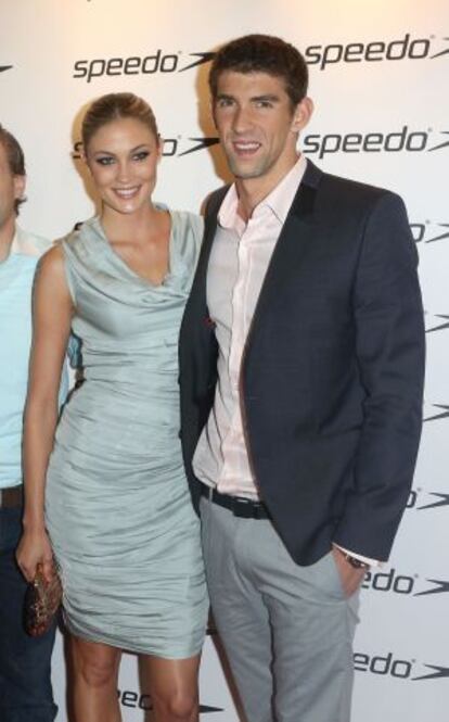 Michael Phelps posa con su novia, Megan Rossee, en Londres.