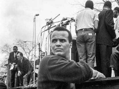 El cantante Harry Belafonte durante la marcha de Selma en Montgomery en 1965.