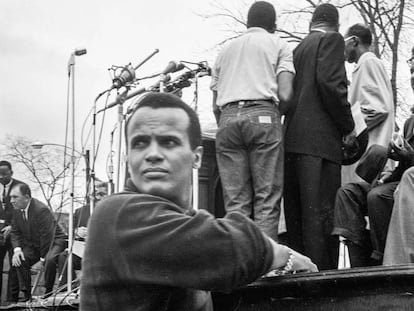 El cantante Harry Belafonte durante la marcha de Selma en Montgomery en 1965.