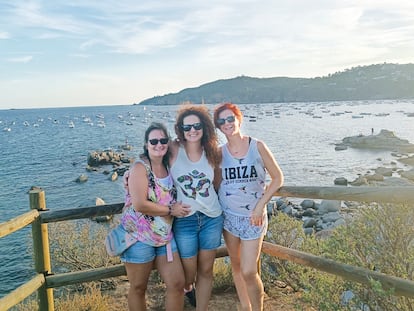 De izquierda a derecha, Olga, Jessy y Ana, en el camí de Ronda, en Palafrugell, en el verano de 2023. Foto cedida.