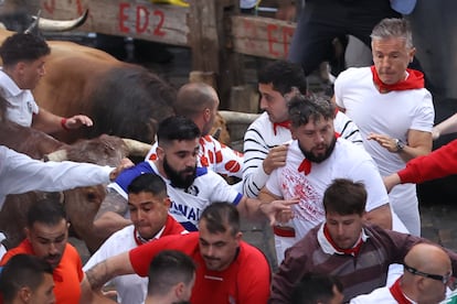 Varios mozos son perseguidos por los toros de la ganadería de los Herederos de D. José Cebada Gago, de Medina Sidonia (Cádiz), este lunes en Pamplona.