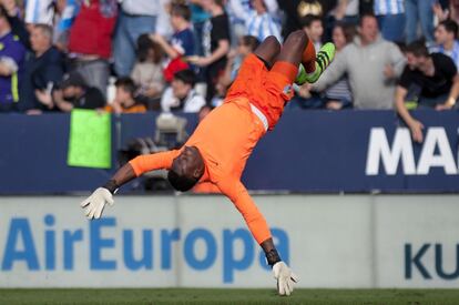 El portero del Málaga, Carlos Kameni, celebra el primer gol de su equipo ante el Real Madrid.