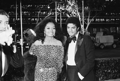 En la imagen, Michael Jackson con la cantante y su amiga íntima Diana Ross en los Premios de la Academia en 1981. En su testamento el 'rey del pop' nombró a su madre Katherine la cuidadora legal de sus tres hijos menores de edad y dejó a Ross como tutora suplente en caso de que la abuela de los niños no pudiera hacerse cargo de ellos. Jackson excluyó de sus últimas voluntades a su exmujer Debbie Rowe y reconoció únicamente tener tres hijos.