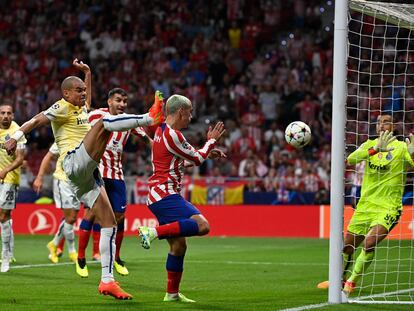 Antoine Griezmann anota el gol de la victoria ante el Oporto en la primera jornada de la Champions.