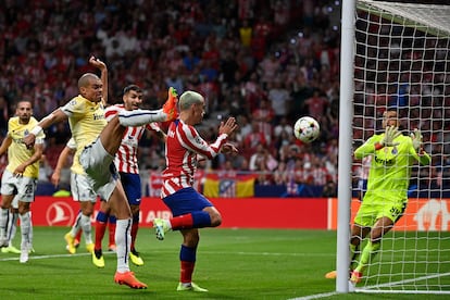 Antoine Griezmann anota el gol de la victoria ante el Oporto en la primera jornada de la Champions.