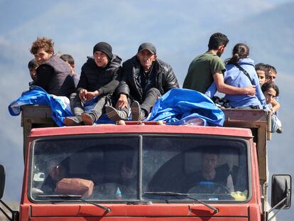 Unos refugiados de Nagorno Karabaj en un camión a su llegada a la localidad de Kornidzor, en Armenia, esta semana.