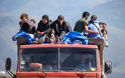 Unos refugiados de Nagorno Karabaj en un camión a su llegada a la localidad de Kornidzor, en Armenia, esta semana.