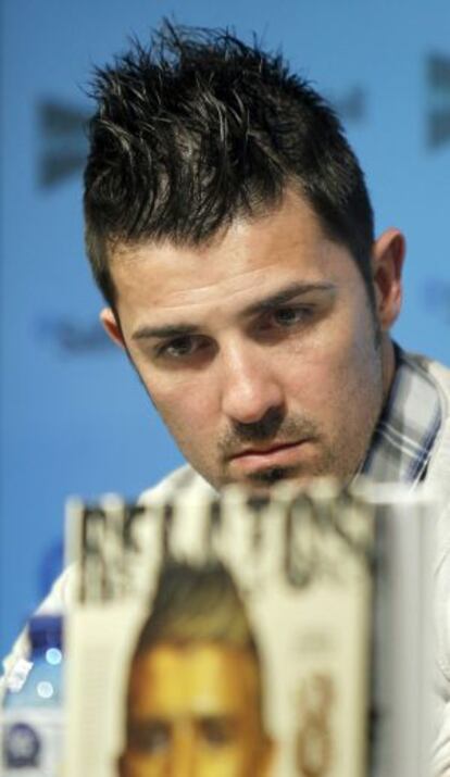 El delantero del Barcelona David Villa durante el la presentación del libro.