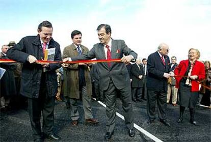 El ministro de Fomento, Francisco Álvarez-Cascos, inaugura un tramo de autovía en Asturias el pasado lunes.
