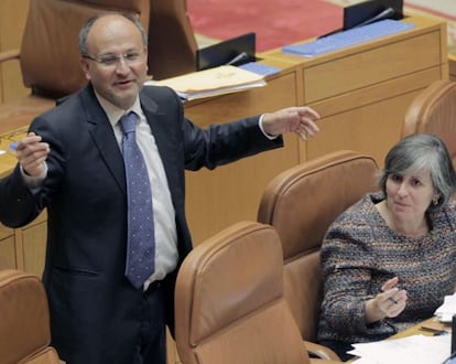 Abel Losada, junto a Ana Luisa Bouza, en el debate de ayer.