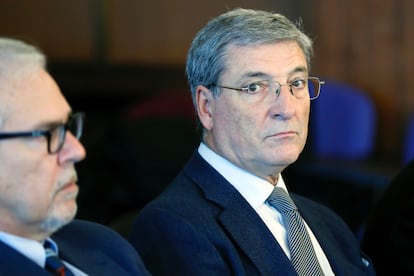 El exdirector de la agencia andaluza IDEA, Miguel Ángel, Serrano (a la derecha)en el juicio de la pieza política del caso ERE en la Audiencia de Sevilla, en diciembre de 2018.