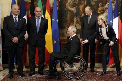 El ministro francés de Finanzas, Pierre Moscovici; el ministro español de Economía, Luis de Guindos Jurado; el ministro alemán de Finanzas, Wolfgang Schaüble; el primer ministro italiano, Enrico Letta; y la ministra alemana de Trabajo, Úrsula von der Leyen