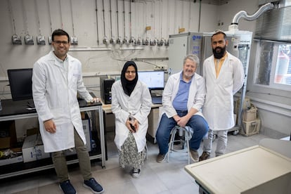 Tomás Ramírez-Reina (primero por la izquierda) y José Antonio Odriozola (tercero), con los investigadores paquistaníes en formación Asif Nawaz y María Saif en el Instituto de Ciencias de Materiales de Sevilla (ICMS).