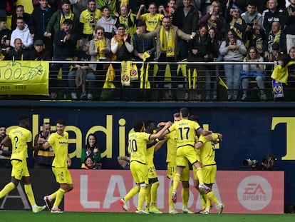 Jorge Cuenca, del Villarreal, celebra junto a sus compañeros el gol que supuso la victoria ante el Valencia.