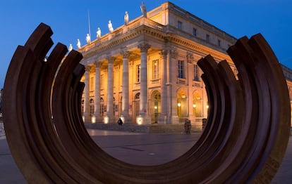 Escultura de Bernar Venet frente al Gran Teatro de Burdeos.