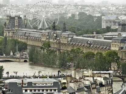 Vista del Museo del Louvre de Par&iacute;s, amenazado por la subida de las aguas del r&iacute;o Sena. 