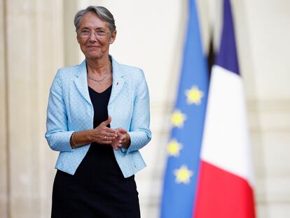 La nueva primera ministra de Francia Élisabeth Borne tras recibir el relevo de Jean Castex el 16 de mayo en París.