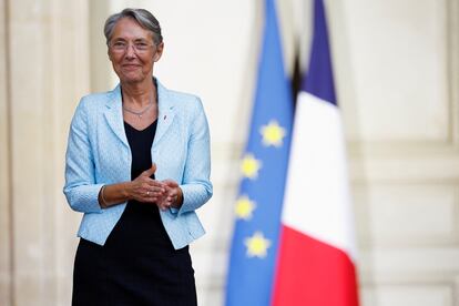 La nueva primera ministra de Francia Élisabeth Borne tras recibir el relevo de Jean Castex el 16 de mayo en París.