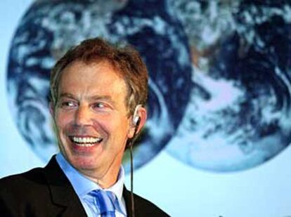 Tony Blair, durante una de las sesiones de la cumbre del centro-izquierda celebrada en Londres.