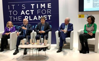 Nadia Calviño, ministra de Economía y Empresa, Werner Hoyer, presidente del Banco Europeo de Inversiones, Axel van Trotsenburg, director de operaciones del Banco Mundial y Ana Botín, presidenta del Banco Santander durante la COP25.