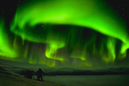 Las auroras boreales se pueden ver con la oscuridad en latitudes altas del hemisferio norte, por ejemplo en Abisko (en la fotografía), en la Laponia sueca.